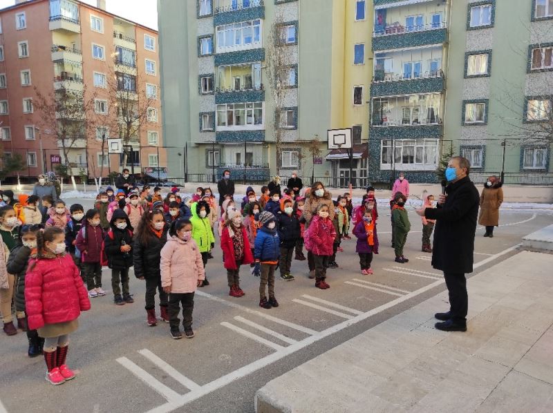 Okullar öğrenci cıvıltılarıyla derslerine başladı
