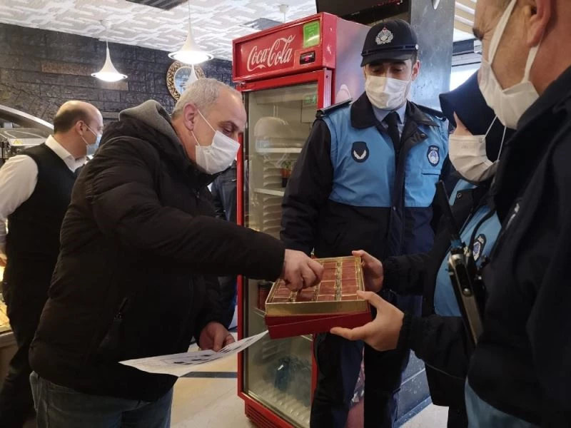 Ümraniye’de kontrollü açılan kafe ve restoranlara denetim
