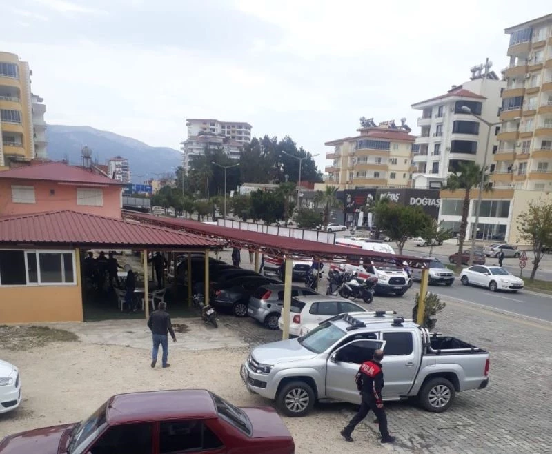 Oto galeriye silahlı saldırı: 1 ölü, 2 yaralı