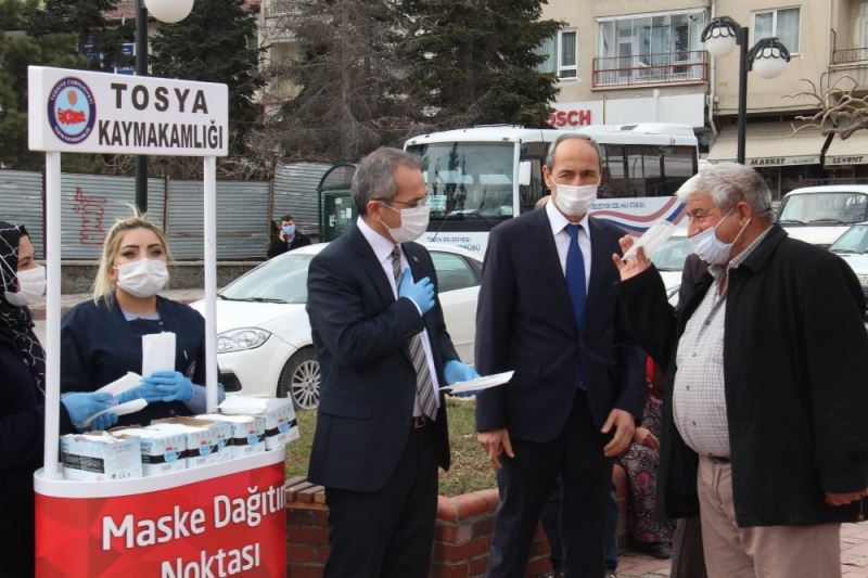 Vaka sayıları azalınca kaymakam vatandaşı maske dağıtarak uyardı
