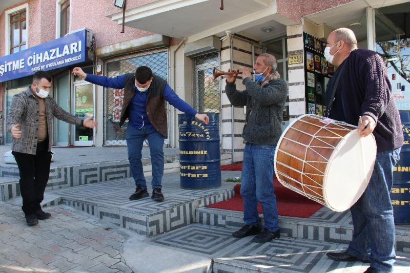 (Özel) Ankaralı esnaf kontrollü normalleşmeyi davul ve zurna ile kutladı
