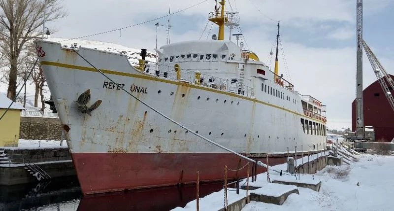 Atıl durumundaki feribot, yüzen otel oluyor
