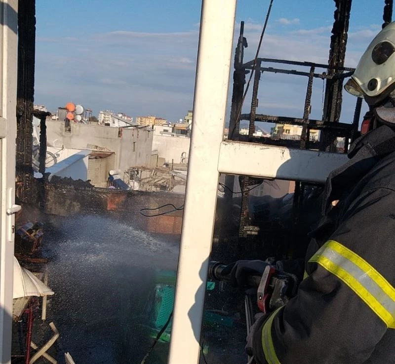 Çatıdaki kullanılmayan malzemeler yandı
