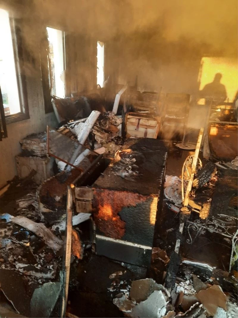 Depoyu yakıp kaçtılar