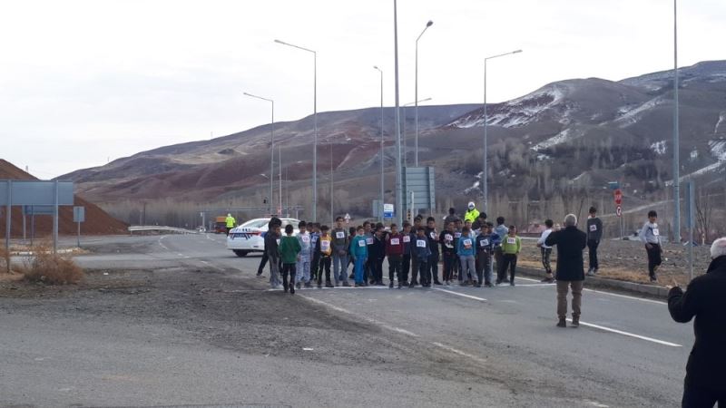 Tuzluca’da öğrenciler arası koşu yarışması düzenlendi
