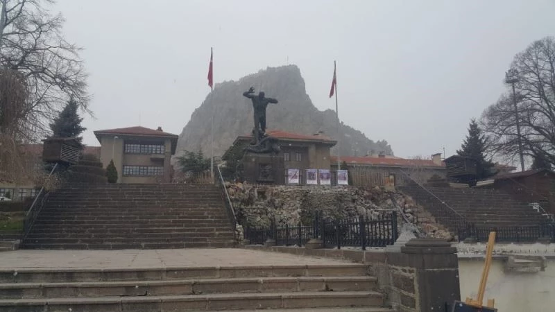 Afyonkarahisar’da Mart kapıdan baktırdı
