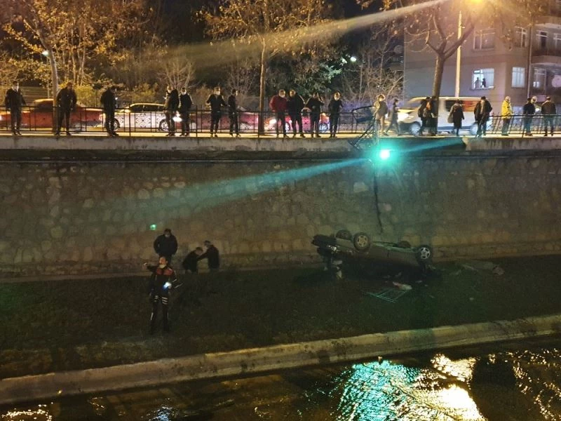 Dereye uçan otomobili izlemek isteyen vatandaşlar sosyal mesafeyi unuttu
