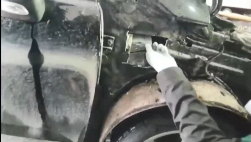 Otomobilin çamurluklarına zulalanan uyuşturucu tek tek çıkarıldı
