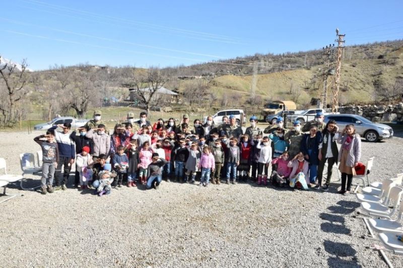 Mehmetçikten Hakkari’deki ilkokul öğrencilerine ziyaret
