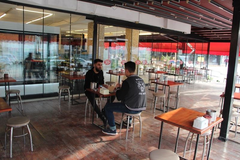 Antalya’da kafe ve restoranlar yüzde 50 kapasiteyle hizmete başladı
