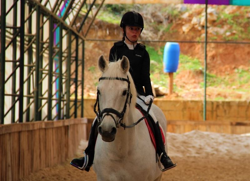 Türkiye’nin tek para at terbiyesi kadın sporcusu, azmiyle imkansızı başarıyor
