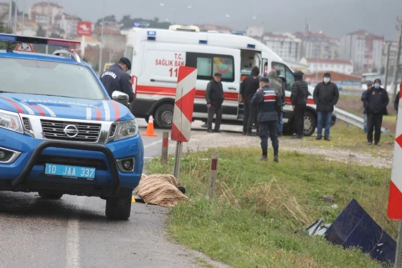 Su kanalına uçtular: 2 ölü
