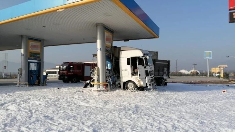 İstasyona dalan tır faciaya yol açıyordu
