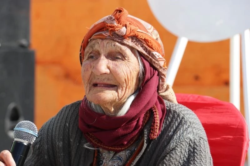 Arslanköylü 96 yaşındaki Nesibe nine, kurtuluş programında duygulandırdı
