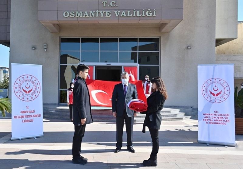 Hatay’dan getirilen Türk bayrağı Osmaniye’de teslim alındı