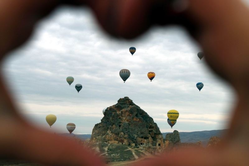 Kapadokya’da gökyüzü balonlarla renklendi
