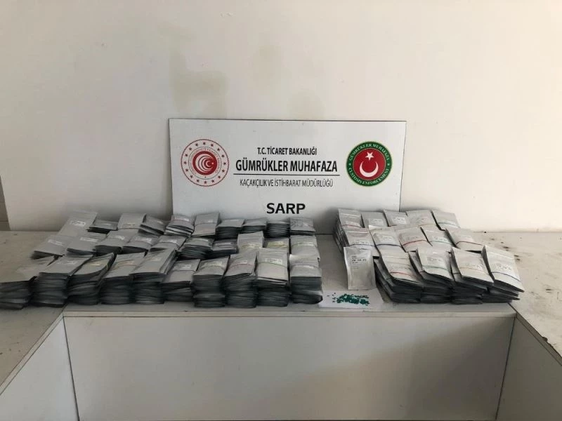 Sarp Sınır Kapısı’nda bir minibüste 771 bin 500 adet hibrit salatalık tohumu ele geçirildi
