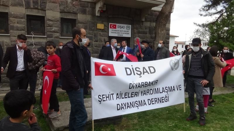 Diyarbakır’da toplantı öncesi şehit yakınları kahrolsun PKK sloganlarıyla yürüdü
