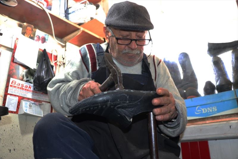 Hataylı 73 yaşındaki usta, 57 yıldır geçimini ayakkabı tamirinden sağlıyor