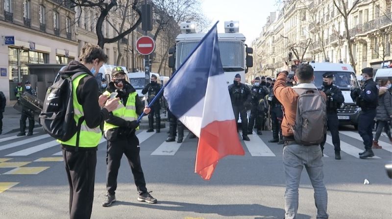Fransa’nın birçok kentinde ırkçılık ve polis şiddeti protesto edildi
