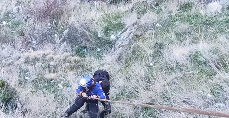 Karahisar Kalesi’ne kayalıklardan çıkmak isteyince 200 metrede mahsur kaldı
