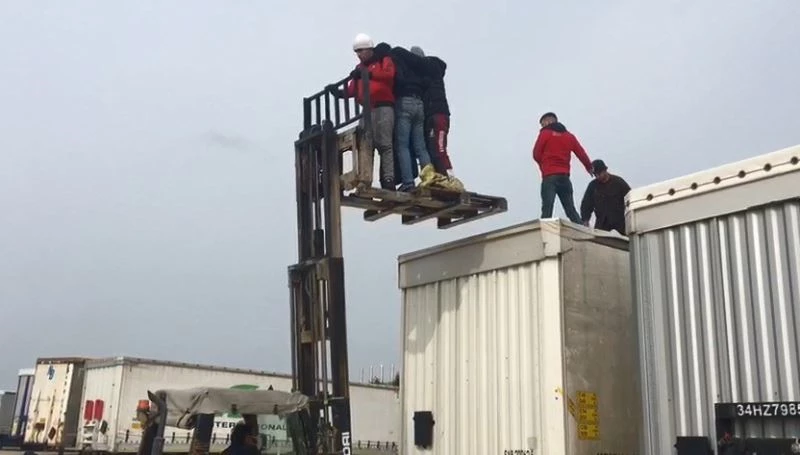Avrupa’ya kaçmak için dorsede sabahlayan göçmenler forkliftle böyle çıkarıldı
