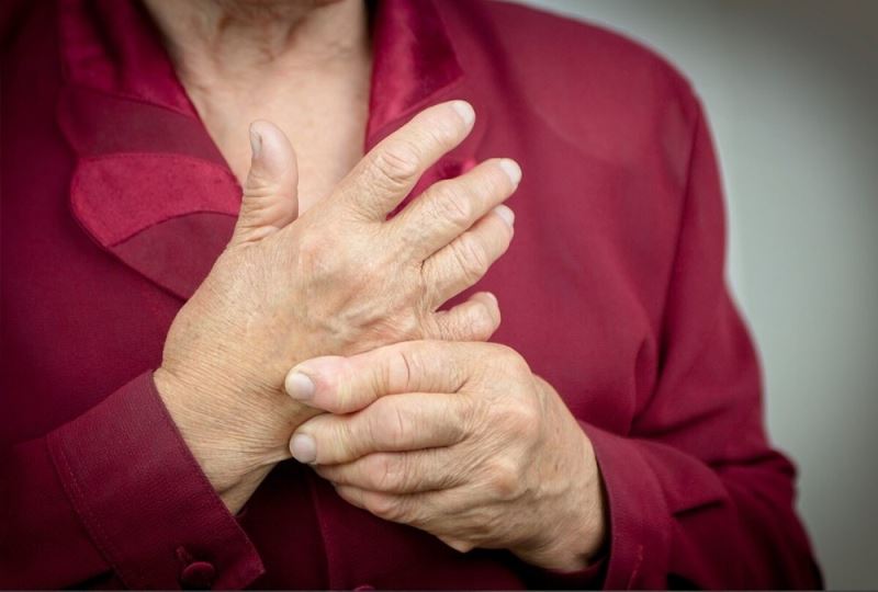 Ailesinde romatoid artrit vakası olan kişilerde hastalığın görülme riski 10 kat fazla
