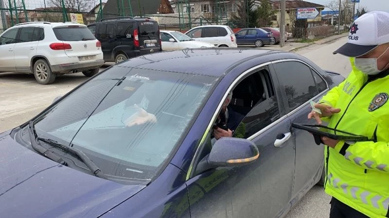 Ceza yemek istemeyen sürücüler, ön camdaki filmlerini söktü
