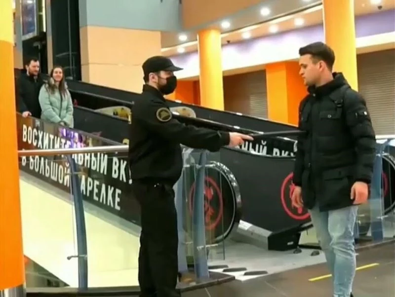 Rusya’da maske takmayanlara “dayak” şakası
