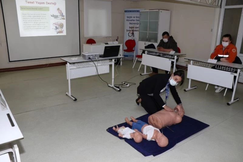 Gönüllülere ilk yardım eğitimi
