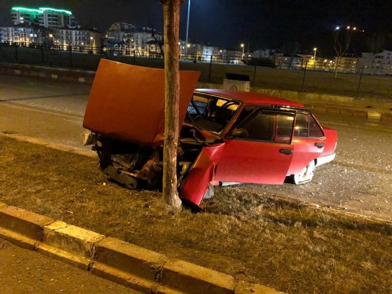 Kazada parçalanan otomobilini  olay yerinde bırakıp kaçtı
