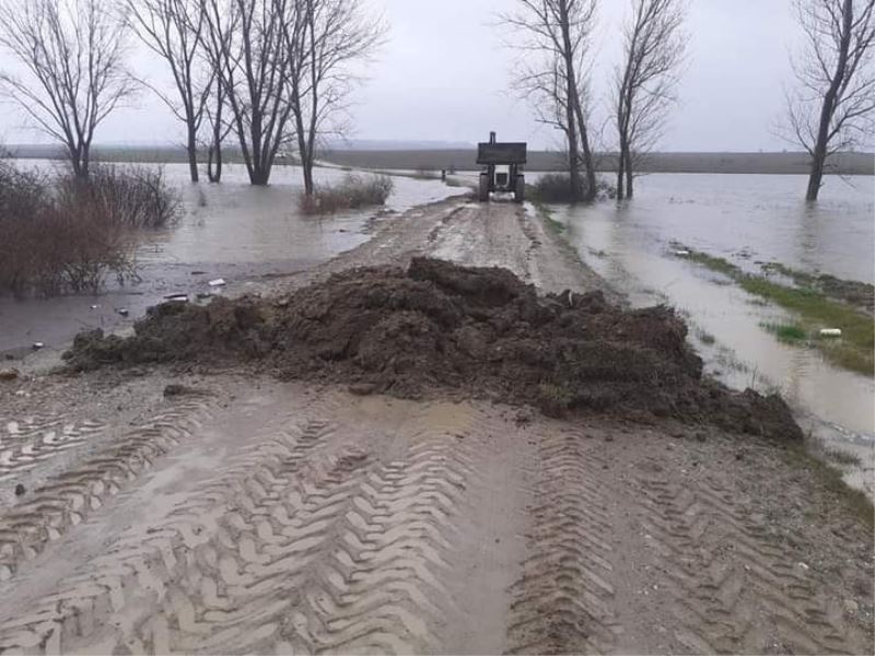 Edirne’de yoğun yağış sebebiyle köy yolu ulaşıma kapandı
