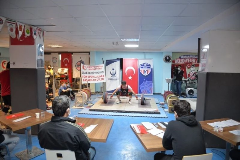 Genç halterciler şehitler için podyuma çıktı
