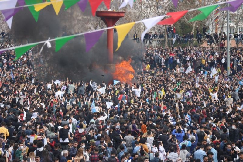 Diyarbakır’daki Nevruz kutlamasına vatandaşlar alana HES kodu ile girdi
