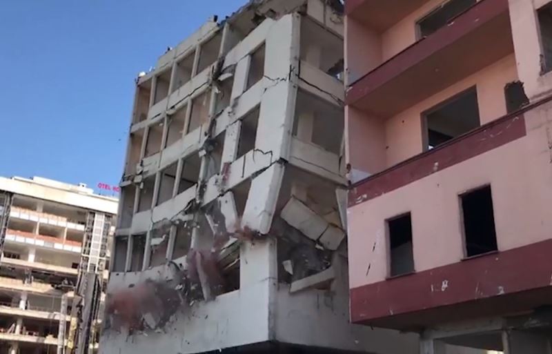 Rize’de yıkımı süren binalar kağıttan yapılmış kuleler gibi yıkılıyor
