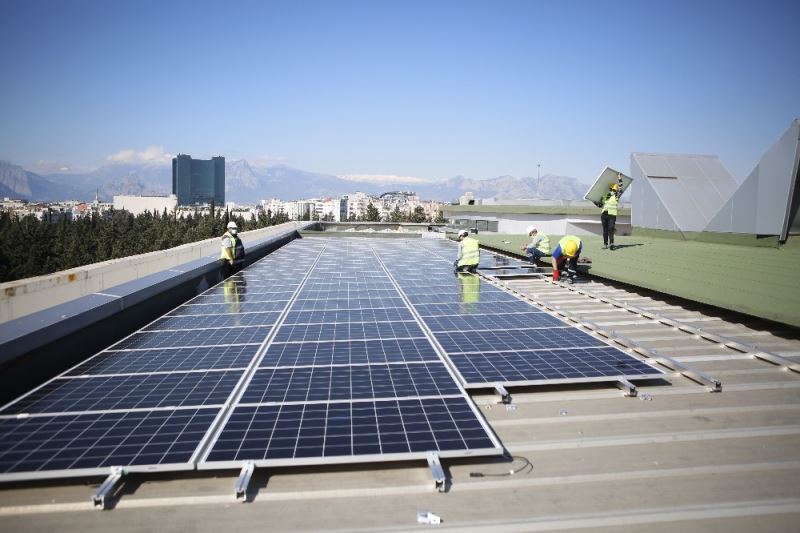 Büyükşehir çatısına güneş panellerinin montajına başlandı
