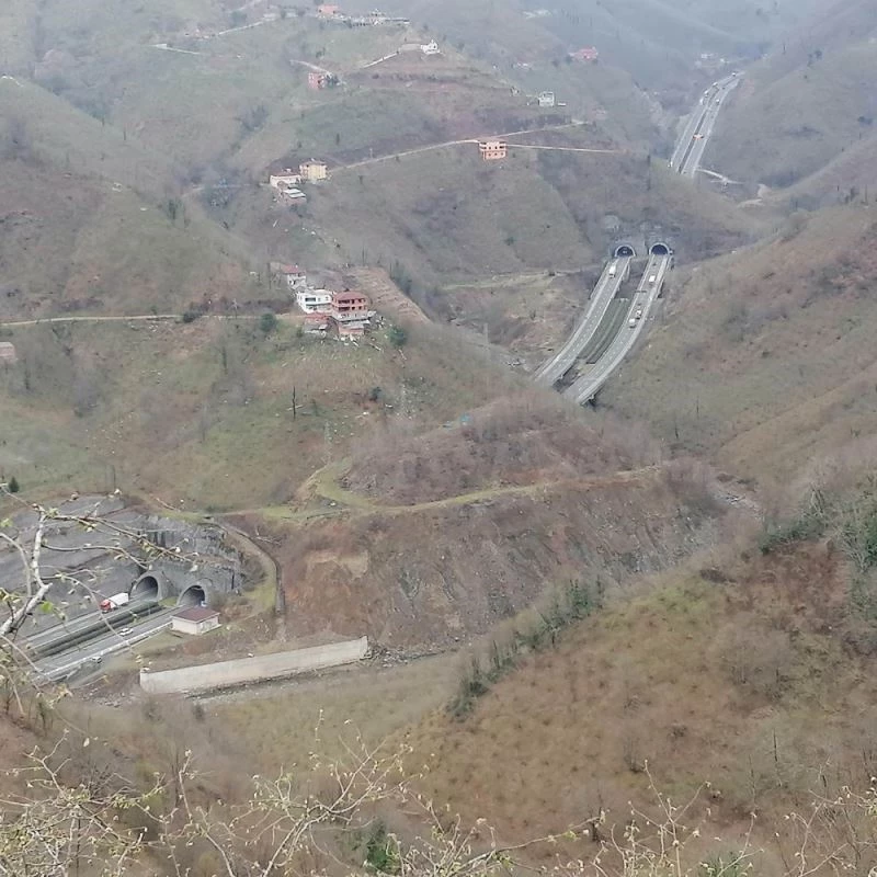 Dağların arasındaki otoban
