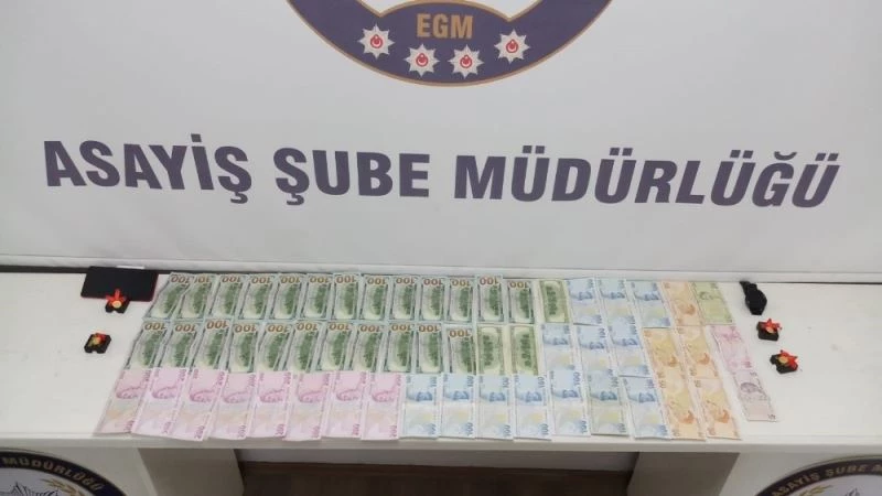 Dolandırıcılar çaldıkları altın, dolar ve paralarla yakalandı
