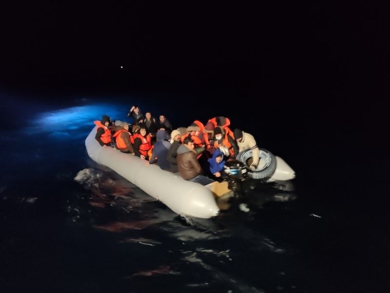Ayvalık’ta Türk karasularına itilen 48 göçmen kurtarıldı
