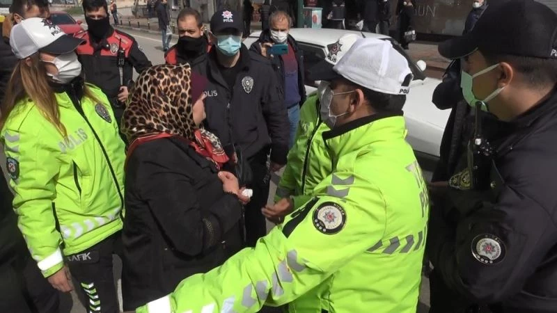 Bursa’da bankaya maskesiz alınmayan anne-kız ortalığı birbirine kattı
