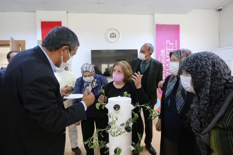 Ulu çınarlara yaşlılar haftasında anlamlı hediye
