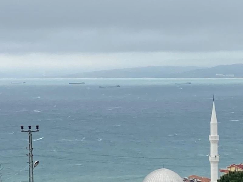 Fırtınadan kaçan yük gemileri Sinop Limanı’na demirledi
