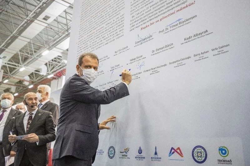 Seçer, İzmir’de düzenlenen ‘Kentlerde Sürdürülebilir Su Politikaları Zirvesi’ne katıldı
