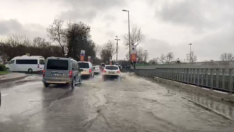İstanbul’da bazı caddelerde su birikintileri oluştu
