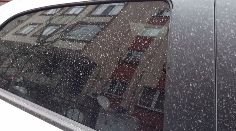 İstanbul’a çamur yağdı: Oto yıkamacıların önünde uzun kuyruklar oluştu

