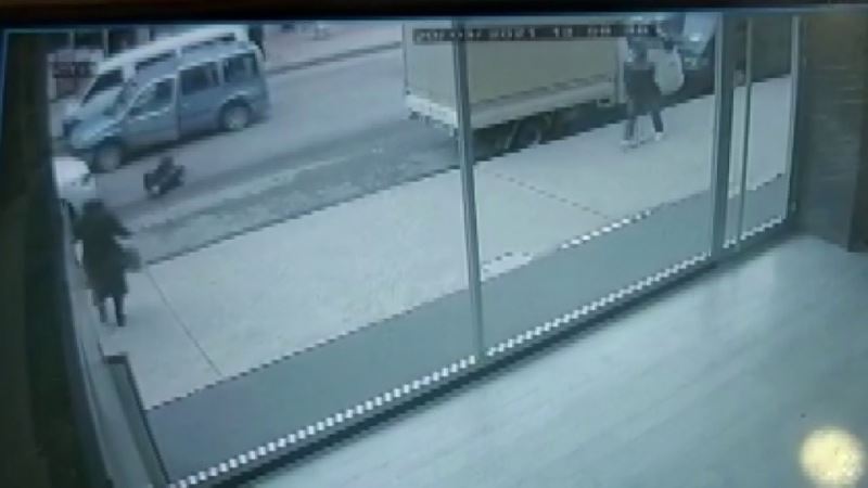 (Özel) Ümraniye’de yolun karşısına geçmeye çalışan kadına otomobilin çarpma anı kamerada
