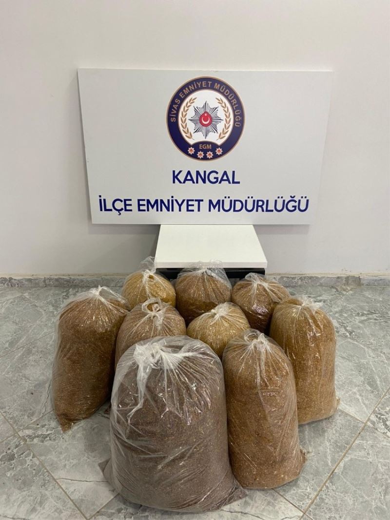 Durumundan şüphelendikleri araçtan 60 kilogram tütün çıktı
