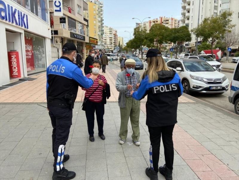Adana polisi, sokakta ve pazarda yaşlılara karanfil dağıttı