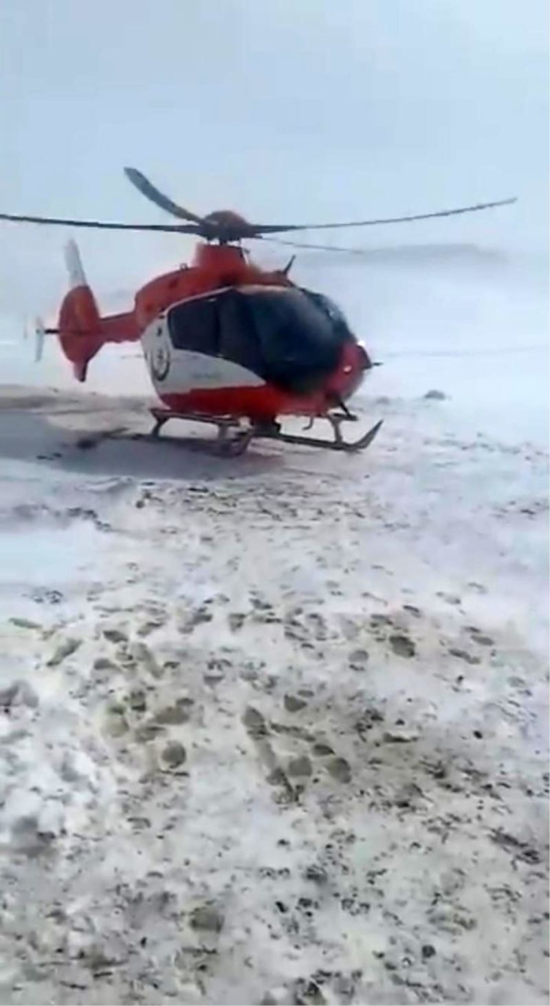 Ambulans helikopter köyde mahsur kalan hamile kadın için havalandı
