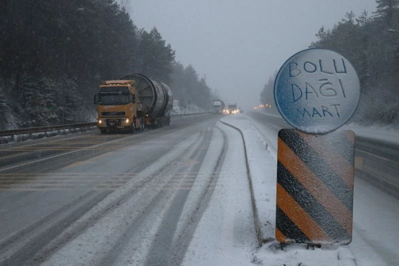 Bolu Dağı’nda kar yağışı şiddetini artırdı
